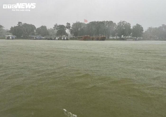 Huế sắp hứng mưa lớn, lũ trên sông Hương có thể lên báo động 3-1