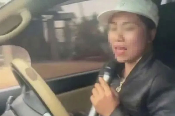 Công an đã xác định danh tính người phụ nữ vừa lái xe vừa cầm mic hát karaoke-1