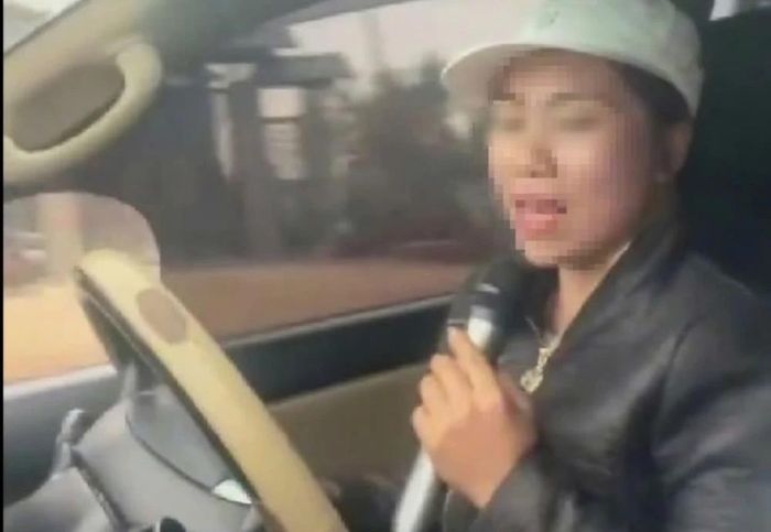 Công an xác minh clip nữ tài xế vừa lái ô tô vừa hát karaoke-1