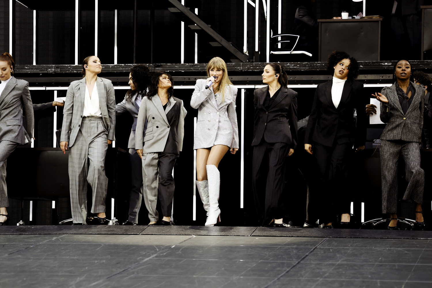 Nữ ca sĩ nổi tiếng vừa rút hầu bao thưởng nhân viên gần 5.000 tỷ là ai?-1