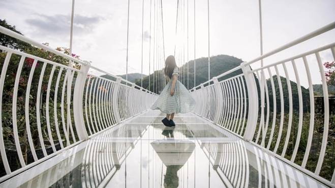 Chiêm ngưỡng cầu kính Bạch Long - cây cầu kính dài nhất thế giới-1