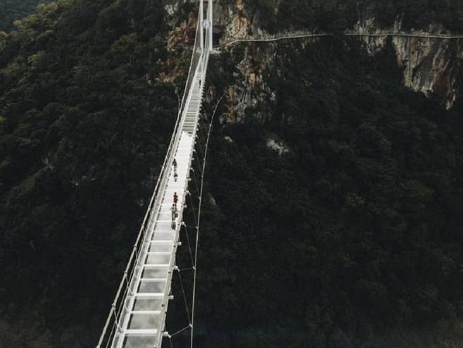 Chiêm ngưỡng cầu kính Bạch Long - cây cầu kính dài nhất thế giới-5