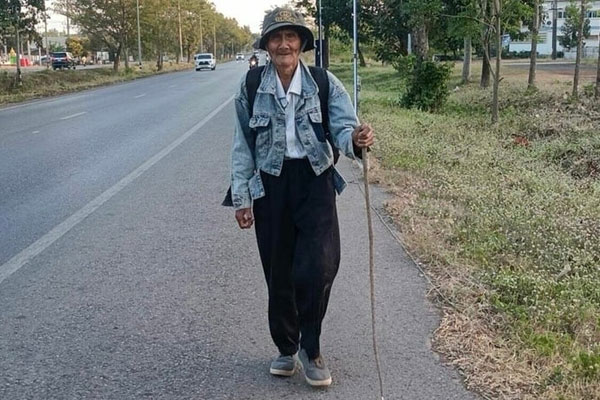 Lên thành phố không tìm được con trai, ông lão 85 tuổi đi bộ 300km về quê-1