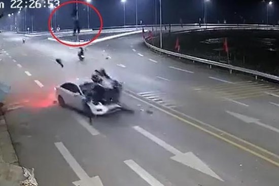 Vụ xe máy tông trực diện ôtô: Truy trách nhiệm người giao xe máy