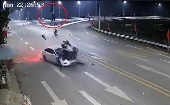 Vụ xe máy tông trực diện ôtô: Truy trách nhiệm người giao xe máy-1