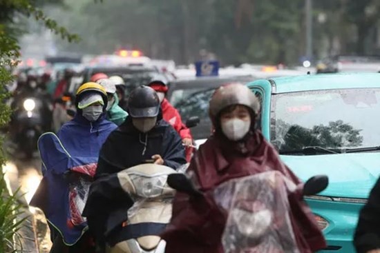 Đường phố Hà Nội ùn tắc dài dưới trời mưa phùn đầu đợt rét đậm
