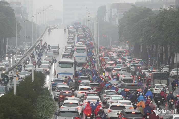 Đường phố Hà Nội ùn tắc dài dưới trời mưa phùn đầu đợt rét đậm-6