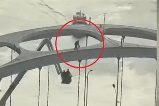 Mâu thuẫn gia đình, cụ bà trèo lên vòm cầu rồi thản nhiên đi lại