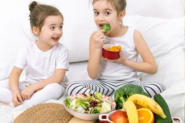 Em bé phồng rộp mặt, da chảy dịch vì tắm lá chữa viêm da cơ địa-2