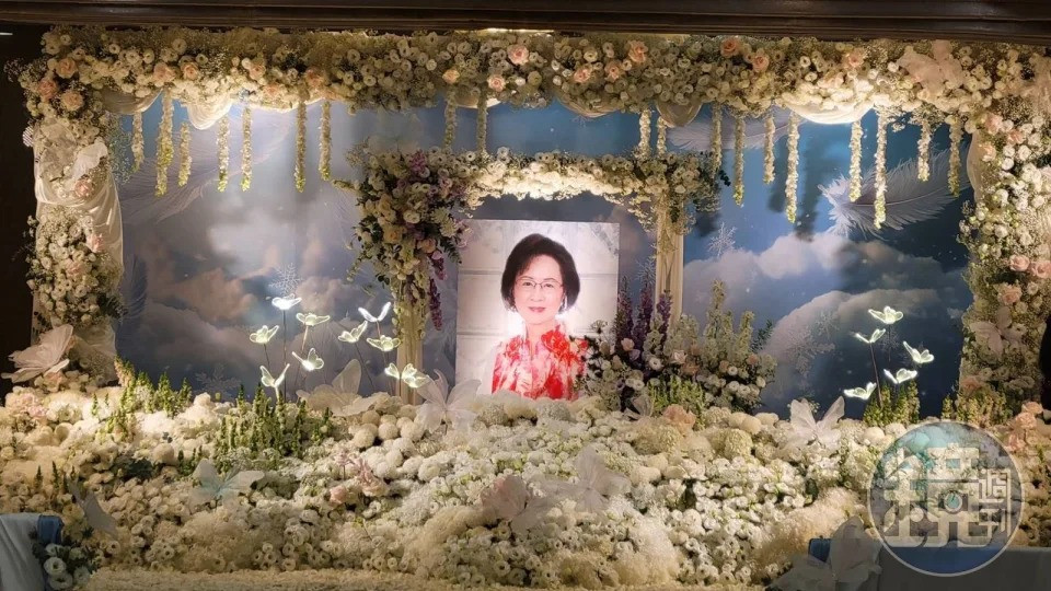 Diễn viên Lâm Tâm Như lặng lẽ tới viếng nhà văn Quỳnh Dao-1