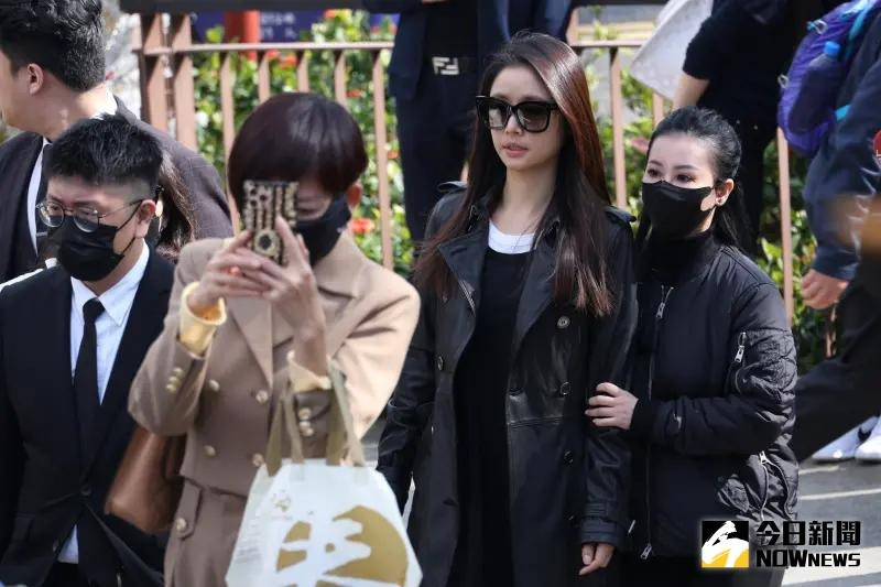 Diễn viên Lâm Tâm Như lặng lẽ tới viếng nhà văn Quỳnh Dao-2