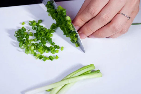 Sự cố hi hữu ở sân chơi cầu trượt khiến bé gái ngừng thở, hôn mê-2