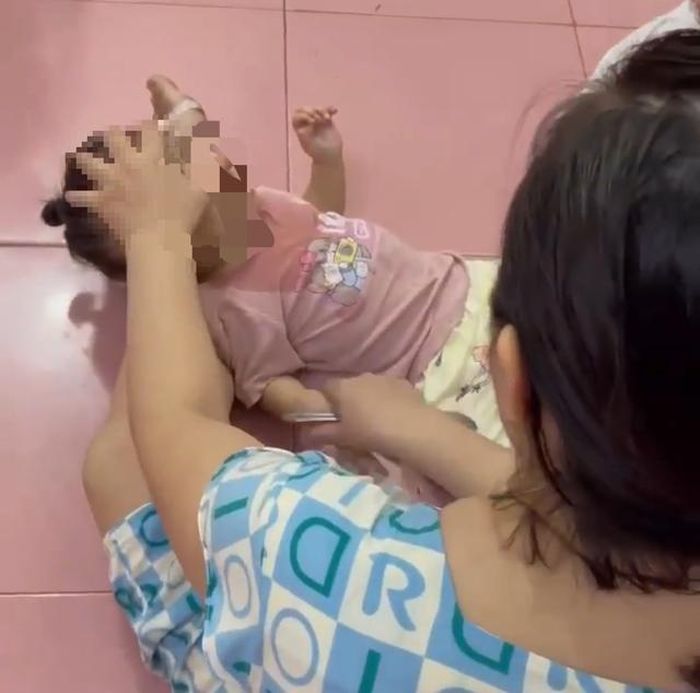Vụ người phụ nữ bạo hành bé gái gây xôn xao mạng xã hội: Người mẹ sốc khi xem clip-1