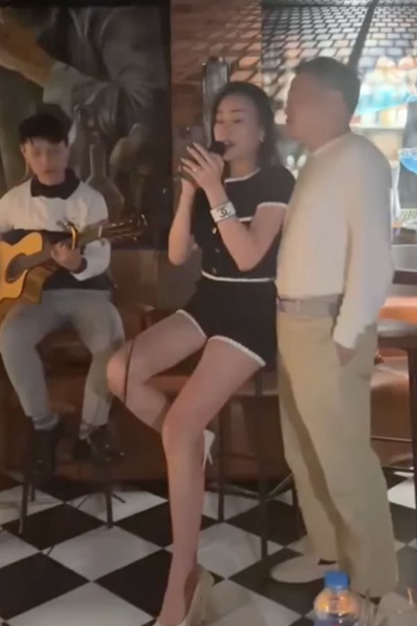 Phương Oanh khoe giọng hát bên Shark Bình nhưng gây chú ý là đôi chân dài của nữ diễn viên-1