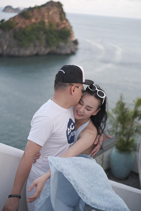 Phương Oanh khoe giọng hát bên Shark Bình nhưng gây chú ý là đôi chân dài của nữ diễn viên-2