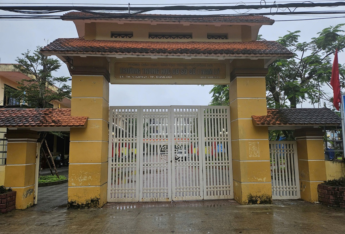 Phụ huynh kéo người vào trường dằn mặt nữ sinh lớp 7-1