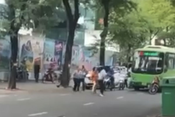 Bắt giam tài xế và lơ xe ẩu đả sau va chạm trên đường ở TPHCM-3
