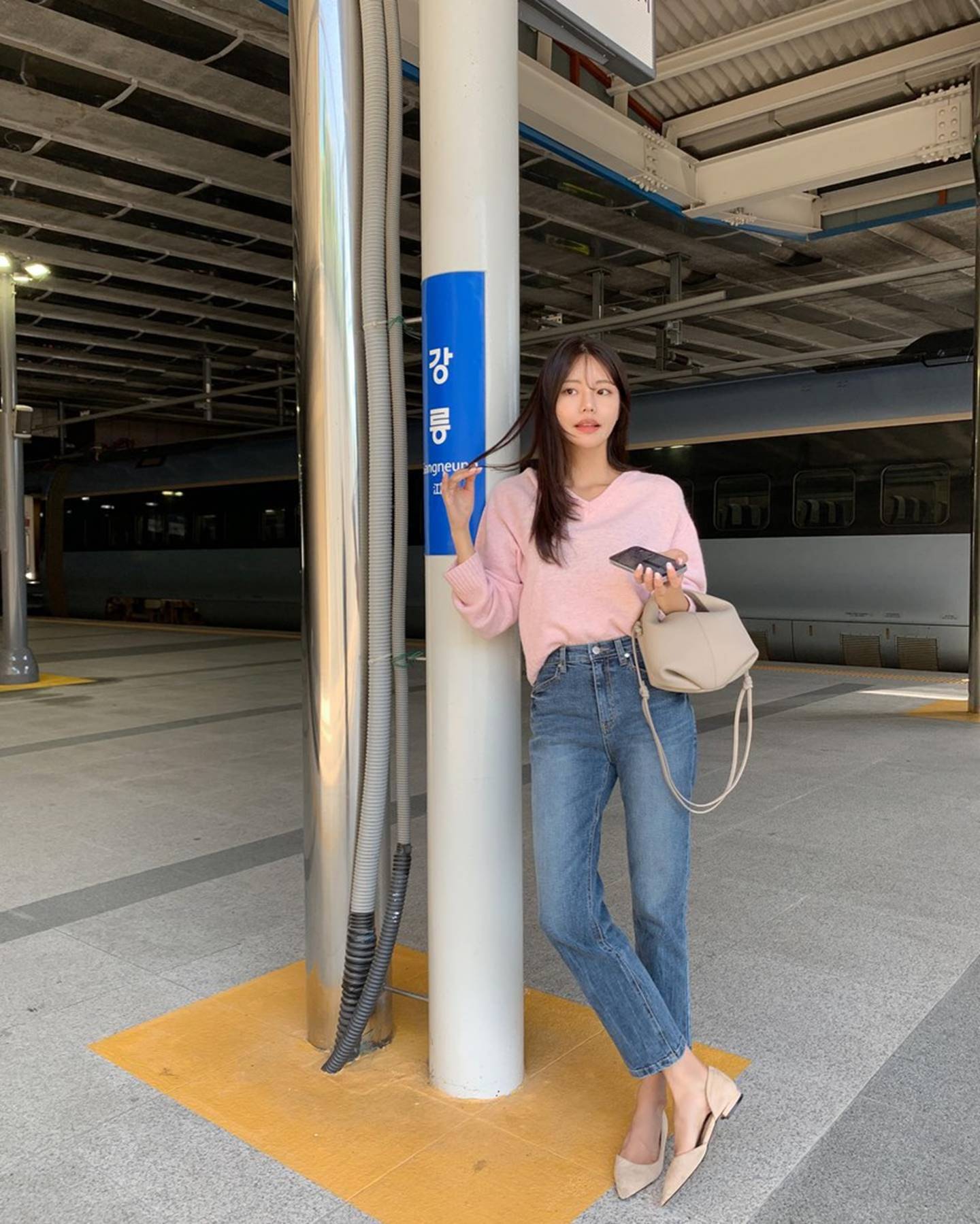 10 cách mặc quần jeans ống đứng đẹp và tôn dáng trong mùa lạnh-1