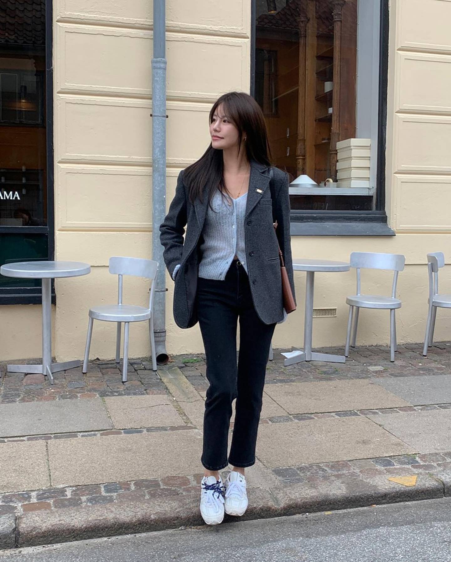 10 cách mặc quần jeans ống đứng đẹp và tôn dáng trong mùa lạnh-4