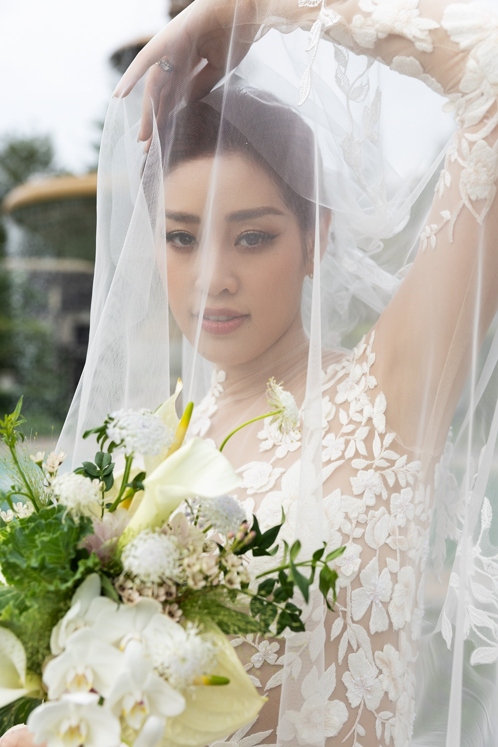 5 chiếc váy cưới đặc biệt của hoa hậu Khánh Vân và chồng hơn 17 tuổi-2