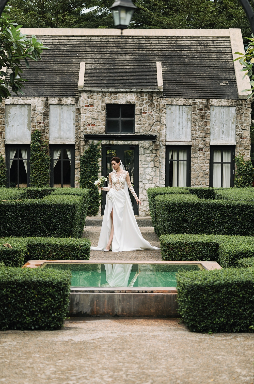 5 chiếc váy cưới đặc biệt của hoa hậu Khánh Vân và chồng hơn 17 tuổi-3