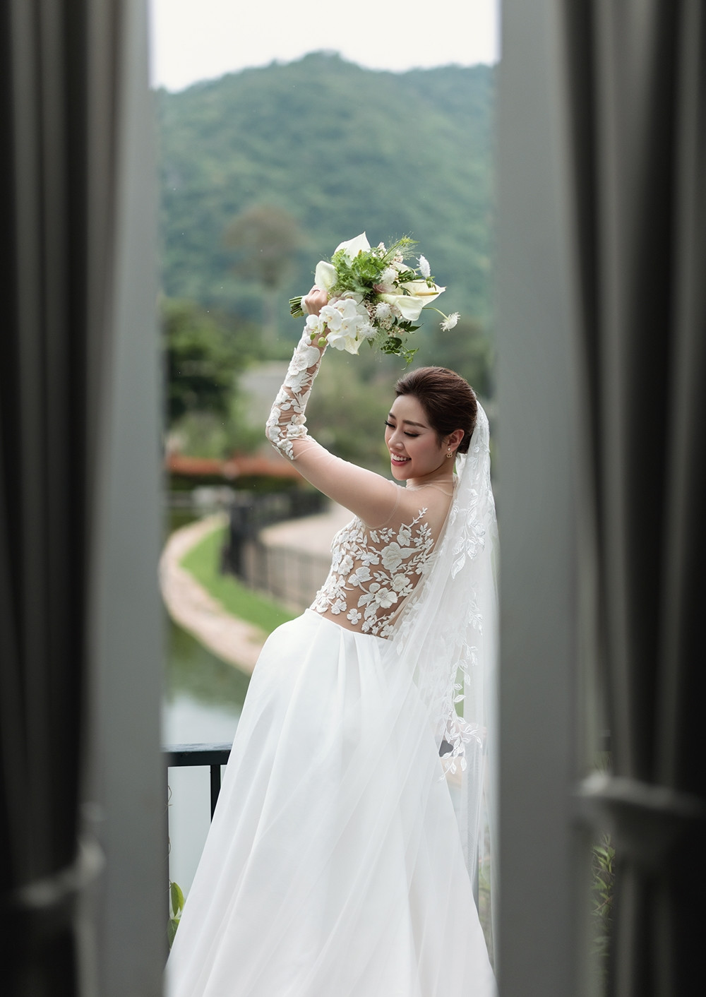 5 chiếc váy cưới đặc biệt của hoa hậu Khánh Vân và chồng hơn 17 tuổi-4