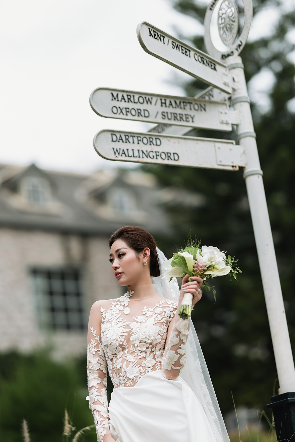 5 chiếc váy cưới đặc biệt của hoa hậu Khánh Vân và chồng hơn 17 tuổi-5