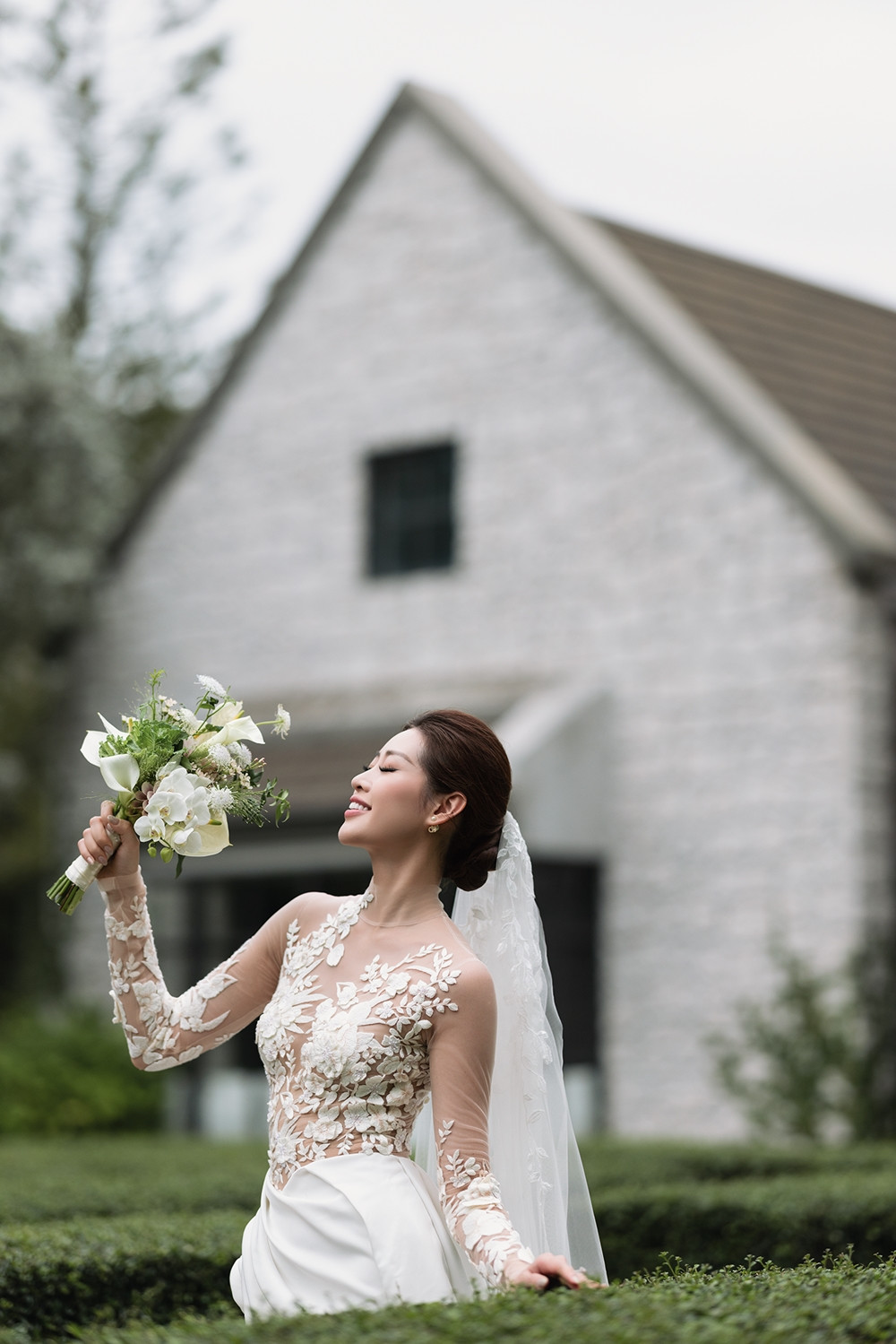 5 chiếc váy cưới đặc biệt của hoa hậu Khánh Vân và chồng hơn 17 tuổi-6