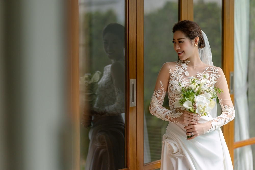 5 chiếc váy cưới đặc biệt của hoa hậu Khánh Vân và chồng hơn 17 tuổi-7