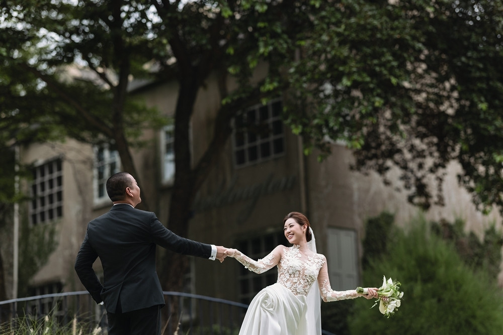 5 chiếc váy cưới đặc biệt của hoa hậu Khánh Vân và chồng hơn 17 tuổi-10