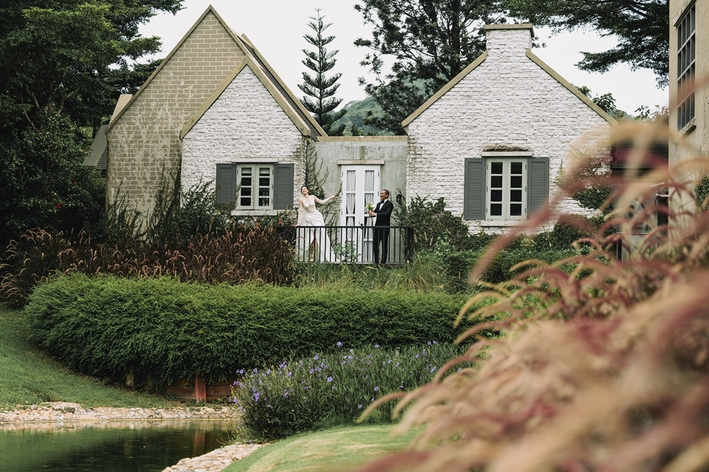 5 chiếc váy cưới đặc biệt của hoa hậu Khánh Vân và chồng hơn 17 tuổi-12