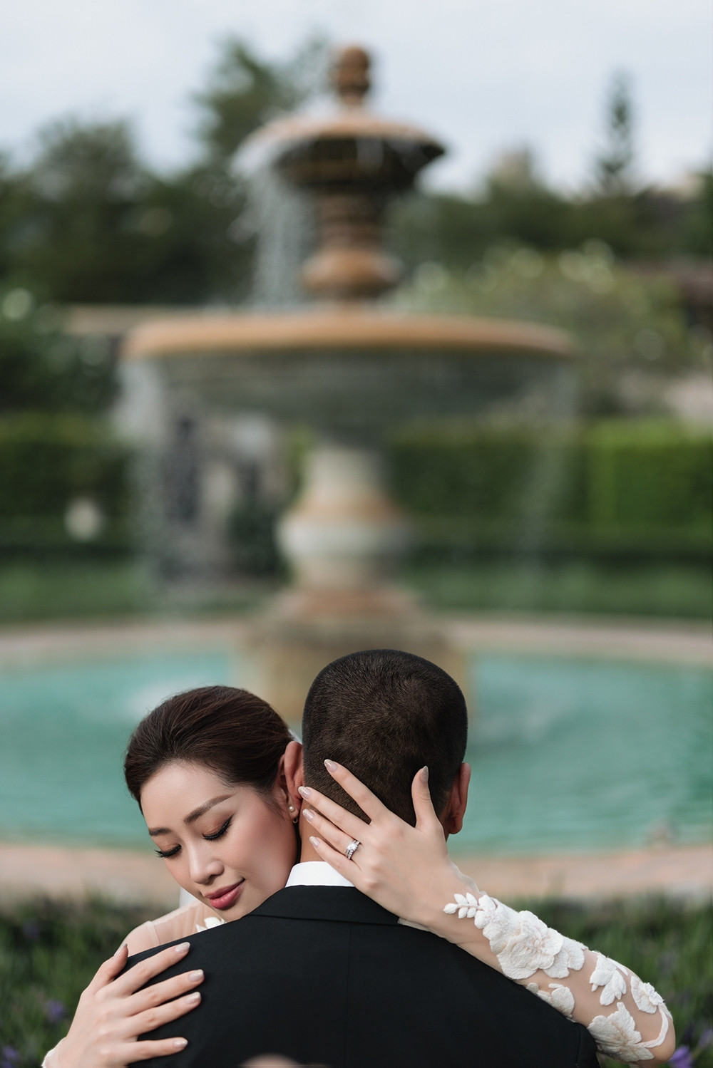 5 chiếc váy cưới đặc biệt của hoa hậu Khánh Vân và chồng hơn 17 tuổi-13