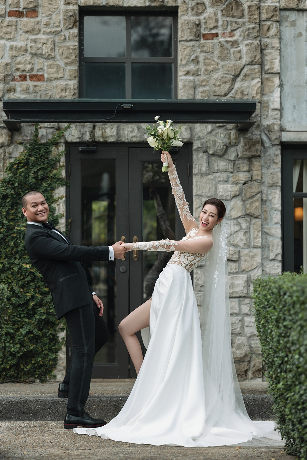 5 chiếc váy cưới đặc biệt của hoa hậu Khánh Vân và chồng hơn 17 tuổi-15