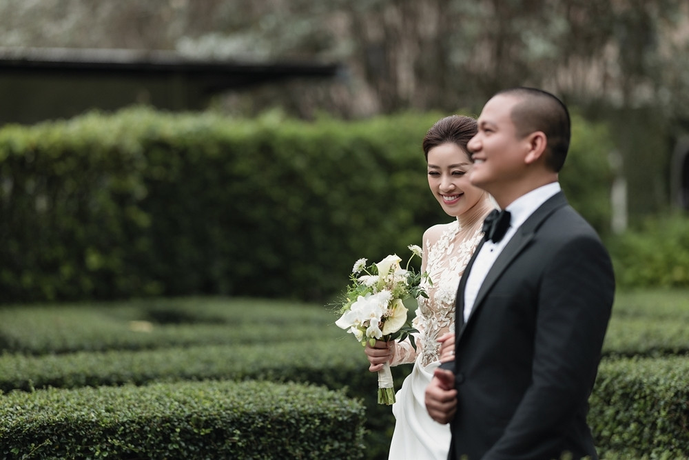 5 chiếc váy cưới đặc biệt của hoa hậu Khánh Vân và chồng hơn 17 tuổi-8