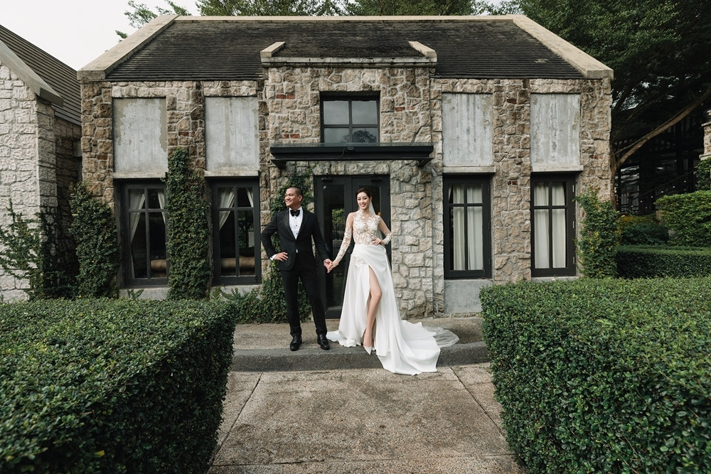 5 chiếc váy cưới đặc biệt của hoa hậu Khánh Vân và chồng hơn 17 tuổi-9