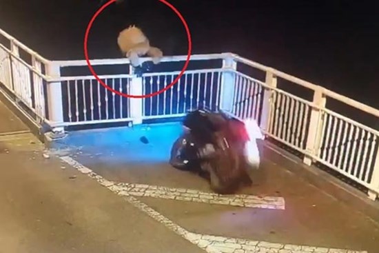 Đâm vào lan can cầu, người đàn ông rơi xuống sông tử vong