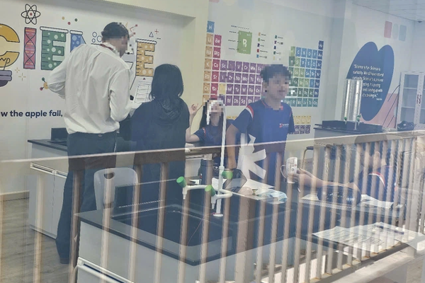 Sai phạm chưa cấp phép hoạt động đã tuyển sinh ở quận 10: Học sinh chỉ vào tham quan?-1