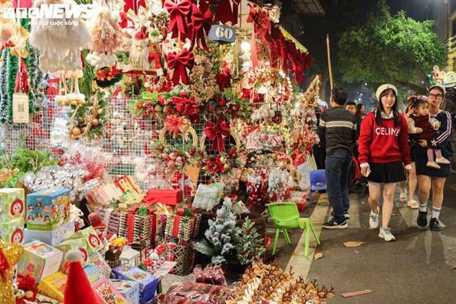 Cây thông Noel túi mù độc lạ hút khách dịp Giáng sinh-1