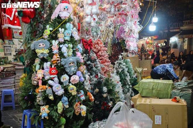 Cây thông Noel túi mù độc lạ hút khách dịp Giáng sinh-2