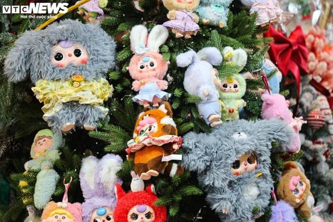 Cây thông Noel túi mù độc lạ hút khách dịp Giáng sinh-4