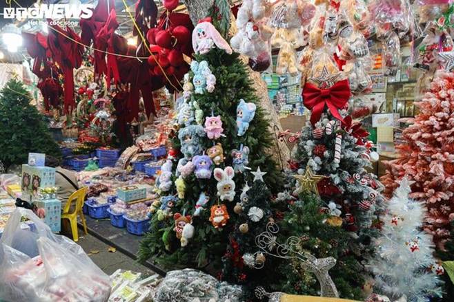 Cây thông Noel túi mù độc lạ hút khách dịp Giáng sinh-5