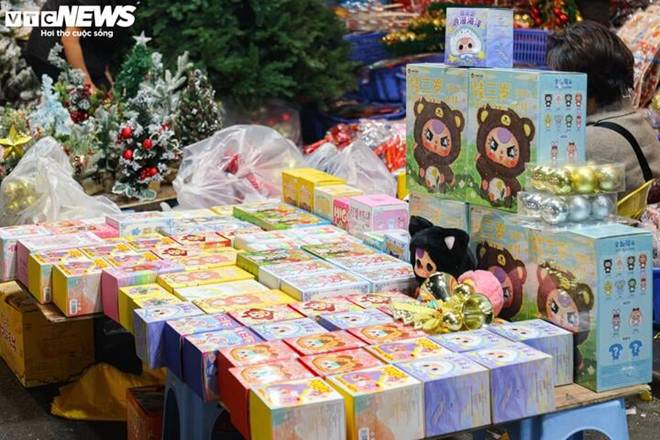 Cây thông Noel túi mù độc lạ hút khách dịp Giáng sinh-7