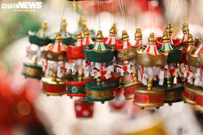 Cây thông Noel túi mù độc lạ hút khách dịp Giáng sinh-9