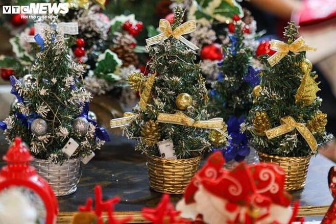 Cây thông Noel túi mù độc lạ hút khách dịp Giáng sinh-11