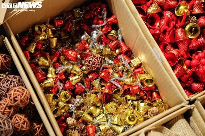 Cây thông Noel túi mù độc lạ hút khách dịp Giáng sinh-13