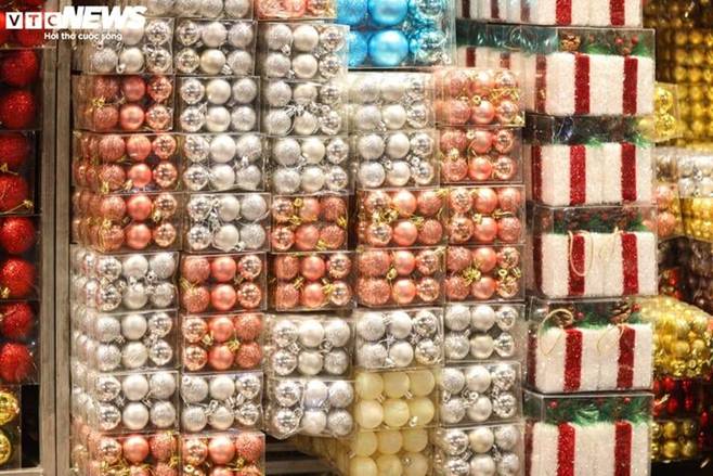 Cây thông Noel túi mù độc lạ hút khách dịp Giáng sinh-15