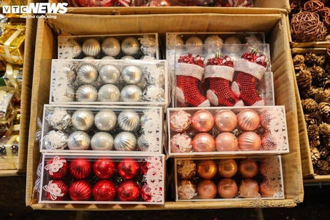 Cây thông Noel túi mù độc lạ hút khách dịp Giáng sinh-16