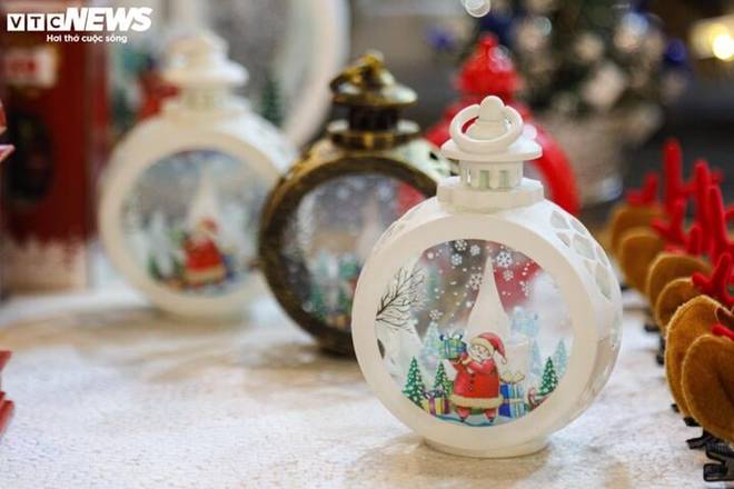 Cây thông Noel túi mù độc lạ hút khách dịp Giáng sinh-17