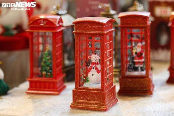 Cây thông Noel túi mù độc lạ hút khách dịp Giáng sinh-18