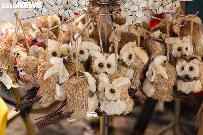 Cây thông Noel túi mù độc lạ hút khách dịp Giáng sinh-19